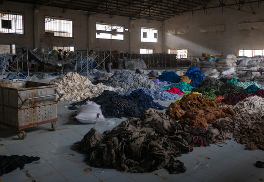 Tonnellate di capi bruciati ogni anno: la cruda realtà del fast fashion