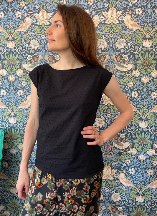 Blusa Emily in plumetis di cotone nero